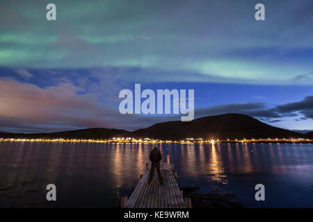 Aurora boreale o luci del nord, attivo tende colorate in movimento attraverso il cielo notturno nel circolo polare artico isola Kvaloya Troms Tromso Norvegia 2017 Foto Stock