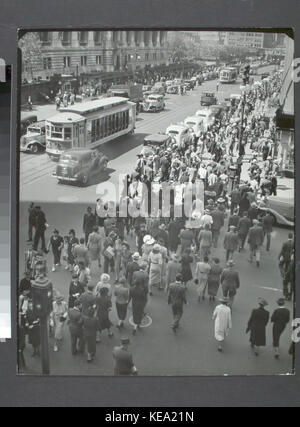 Una vista della Fifth Avenue e della 42nd Street a New York City, guardando ad ovest dal Seymour Building, che illustra il traffico urbano e l'architettura della città all'inizio del XX secolo. Foto Stock