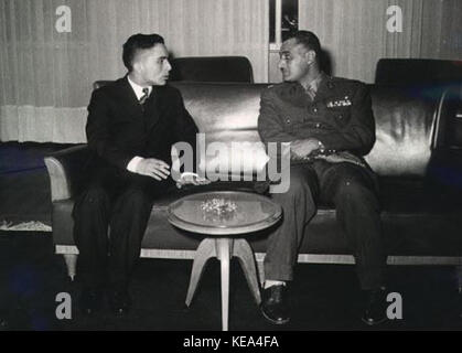 Re Hussein di Giordania con il Presidente egiziano Gamal Abdel Nasser a metà degli anni cinquanta Foto Stock