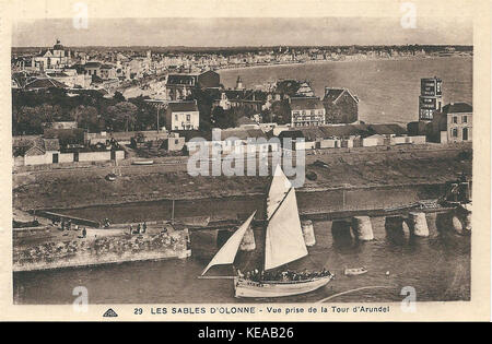 Questa fotografia offre una vista di Les Sables d'Olonne, una città costiera in Francia, presa dalla torre nel 1985. Cattura il pittoresco paesaggio e la bellezza panoramica di questa popolare località sul mare. Foto Stock