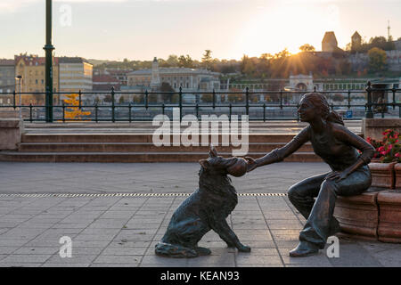 Ragazza con il suo cane statua statua sul lungofiume a budapest, Ungheria Foto Stock