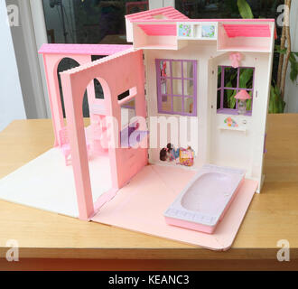 L'annata 1996 Piegatura Barbie bella casa con bagno e soggiorno Foto Stock