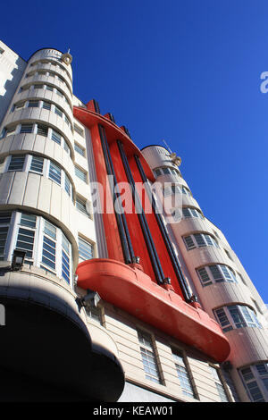 Beresford edificio - Sauchiehall Street Glasgow​ - Glasgow architettura Art Deco. Il bianco e il rosso appartamenti costruito negli anni trenta con cielo blu sullo sfondo Foto Stock