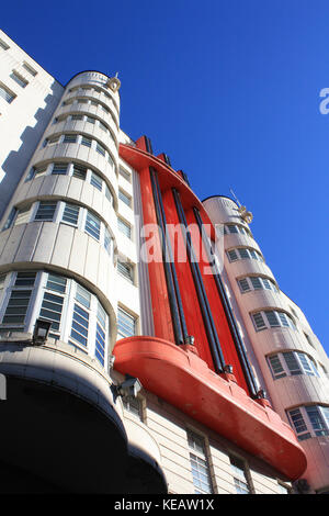 Beresford edificio - Sauchiehall Street Glasgow​ - Glasgow architettura Art Deco. Il bianco e il rosso appartamenti costruito negli anni trenta con cielo blu sullo sfondo Foto Stock