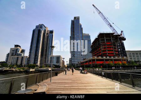 Nuovi edifici residenziali lungo la East River a Brooklyn, New York. Foto Stock