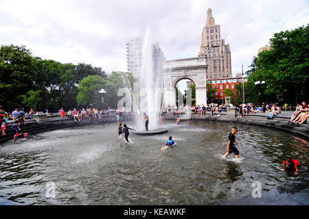 Washington Square Park è un famoso parco pubblico nel Greenwich Village di Manhattan. Foto Stock