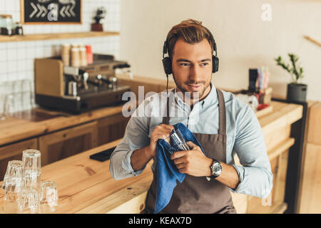 Lavoratore Pulizia della vetreria Foto Stock