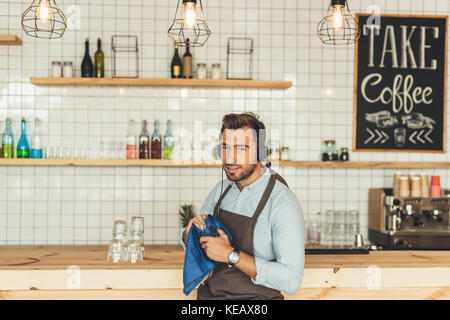 Lavoratore Pulizia della vetreria Foto Stock