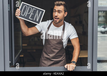 Cameriere azienda lavagna con aprire Word Foto Stock