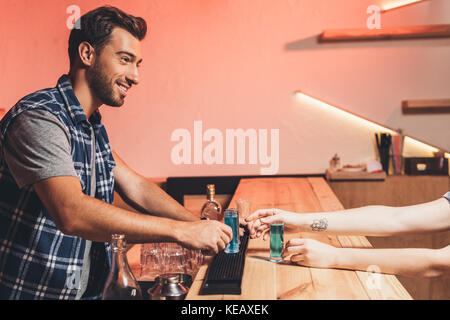 Il barman con alcool scatti sul contatore Foto Stock