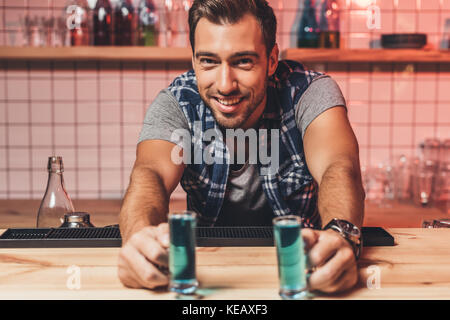 Il barman con alcool scatti sul contatore Foto Stock