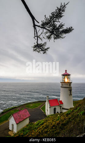 La luce di Heceta Head Lighthouse brilla luminoso lungo la Oregon costa del Pacifico su un nuvoloso pomeriggio. Foto Stock