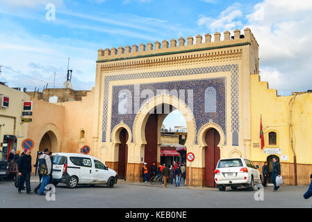 Fez, in Marocco - Jan 14, 2017: Bab Boujloud, o la Blue Gate per la vecchia Medina Fes el Bali Foto Stock