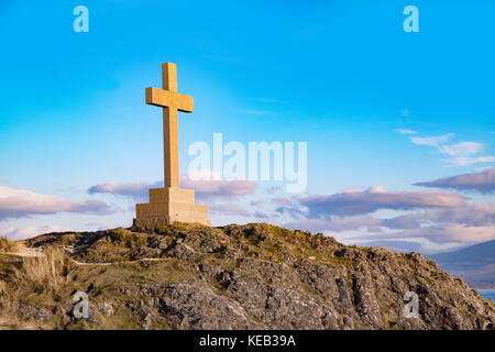 Croce di pietra sul tumulo rocciose Foto Stock