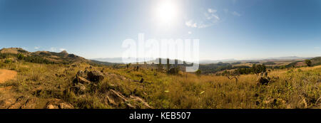 Panorama della savana paesaggio di montagne di Swaziland, Africa Foto Stock