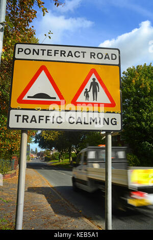 Carrello passante per snellire il traffico della zona segno di avvertimento di dossi e pedoni in strada davanti a pontefract strada in ferrybridge Yorkshire Regno Unito Foto Stock