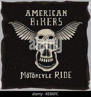 Il simbolo per il biker club, American bikers pista t-shirt design con disegnati a mano cranio nel casco del motociclo sul vecchio grunge sfondo scuro. Illustrazione Vettoriale