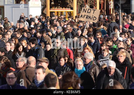 La gente a prendere le strade per pagare la protesta contro la violenza religiosa e rendere omaggio alle vittime del terrore di Parigi attacco, Lione, Francia Foto Stock