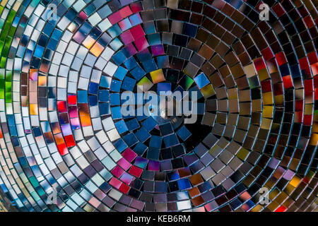 Riflessi colorati in una palla da discoteca. partito, discoteca concetto. palla da discoteca riflettendo astratta, colori vivaci, foto da sotto. Foto Stock