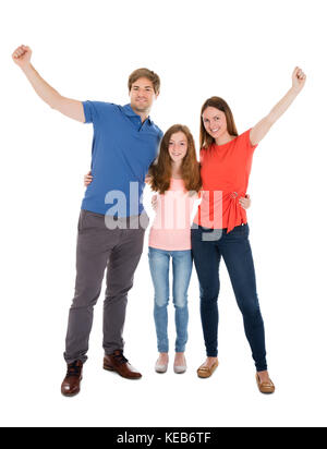 La famiglia felice alzando le braccia su sfondo bianco Foto Stock