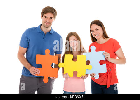 Ritratto di una famiglia felice azienda puzzle di pezzi Foto Stock