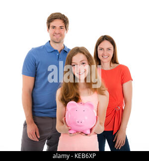 Un genitore con sua figlia holding piggybank su sfondo bianco Foto Stock