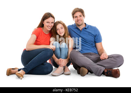 Famiglia sorridente seduti insieme su sfondo bianco Foto Stock