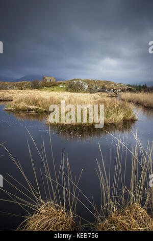 Cottage in pietra e moody sky in Connemara, Irlanda Foto Stock