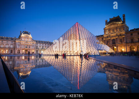 Le Louvre piramide e museo, di notte, Paris , Francia Foto Stock