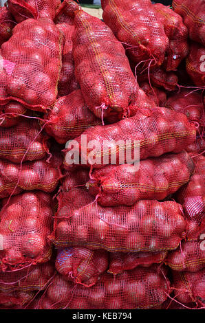 Sacs contenente cipolla grande impilati per la vendita al mercato locale a Little India, Singapore Foto Stock