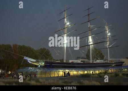 Historic tea clipper, Cutty Sark, in Maritime Greenwich dopo il tramonto Foto Stock