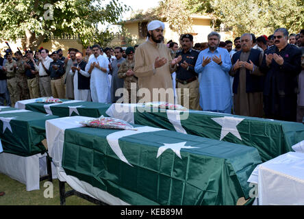 Quetta, Pakistan. Xviii oct, 2017. poliziotti pakistano e i funzionari del governo pregare davanti al corpo morto in un (bare) dei poliziotti che sono stati uccisi in un attentato bomba esplosa durante una cerimonia funebre a Quetta in Pakistan il Wednesday Oct 18. 2017. almeno sei poliziotti e un civile sono stati uccisi e più di 20 feriti a quetta la capitale provinciale della provincia di Balochistan, Pakistan. Credito: m.arshad/Pacific press/alamy live news Foto Stock