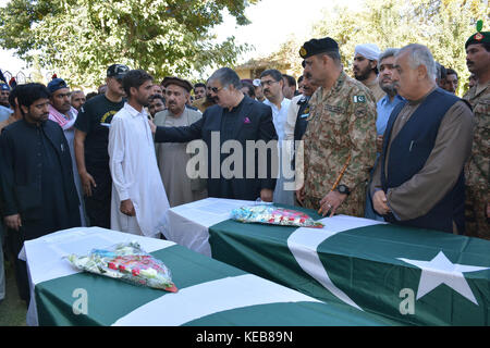 Quetta, Pakistan. Xviii oct, 2017. poliziotti pakistano e i funzionari del governo pregare davanti al corpo morto in un (bare) dei poliziotti che sono stati uccisi in un attentato bomba esplosa durante una cerimonia funebre a Quetta in Pakistan il Wednesday Oct 18. 2017. almeno sei poliziotti e un civile sono stati uccisi e più di 20 feriti a quetta la capitale provinciale della provincia di Balochistan, Pakistan. Credito: m.arshad/Pacific press/alamy live news Foto Stock