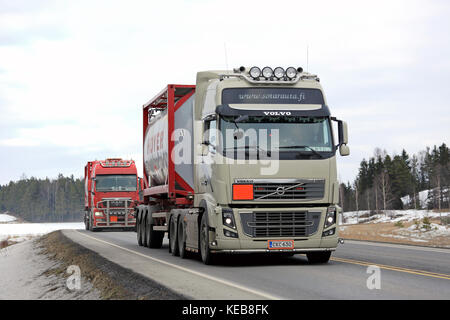 Salo, Finlandia - 4 marzo 2016: due semi camion cisterna sulla strada nel sud della Finlandia. Foto Stock