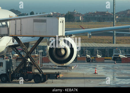 Motore del velivolo in aeroporto, preparando per il decollo Foto Stock