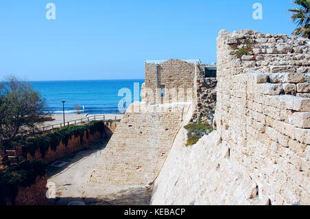Il Crociato di fossato intorno a Cesarea 10 m di profondità e 15 m di larghezza. Cesarea, una città costruita da Erode il Grande circa 25 - 13 bc, si trova sulla costa del mare di isra Foto Stock