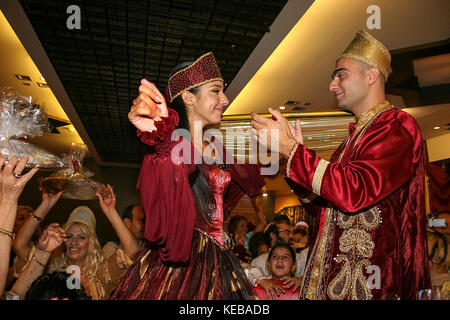 La sposa e lo sposo per essere, in corrispondenza di un ebreo marocchino, Henna cerimonia la hina, anche henna, cerimonia procede il giorno del matrimonio. in questa festosa cerimonia, nat Foto Stock