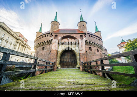 Bassa angolazione di barbakan in Cracovia che ha usato per essere parte della parete della città, appena dopo l'alba, Polonia. Foto Stock