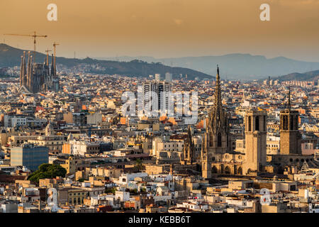 Lo skyline della citta' al tramonto con la chiesa della Sagrada Familia e Santa Eulalia, cattedrale di Barcellona, in Catalogna, Spagna Foto Stock