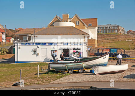 La baia di acqua dolce, vita indipendente negozio boat, Isle of Wight, Hampshire, Inghilterra, Foto Stock