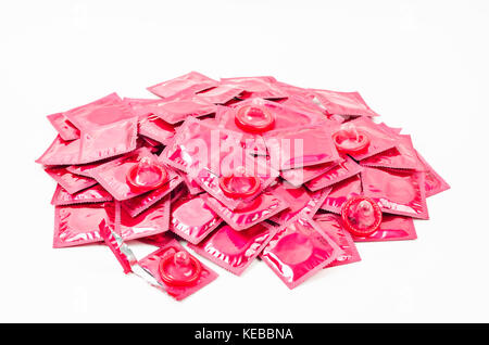 Cumulo di preservativi rosa pack isolato su uno sfondo bianco. Foto Stock