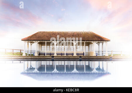 Vittoriano rifugio storico dal mare durante il tramonto con cielo rosa. sheringhamin norfolk ha una grande varietà di spiagge e scogliere, questo edificio siede Foto Stock