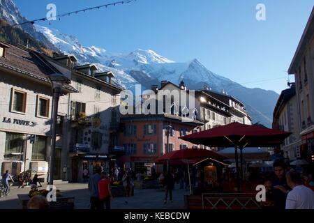 I turisti a passeggiare nella piazza del paese, a Chamonix MONT-BLANC, Francia Foto Stock