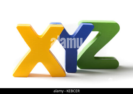 Ultimi tre lettere maiuscole dall'alfabeto x,y e z, fatte di legno e isolato su bianco. Foto Stock