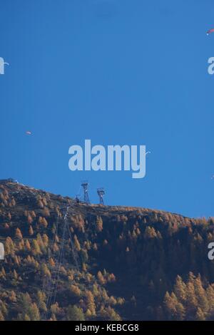 Parapendio oltre la Aguille du Midi, Chamonix, Francia Foto Stock