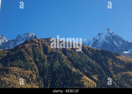 Parapendio oltre la Aguille du Midi, Chamonix, Francia Foto Stock