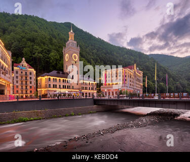 Sochi, Russia - 22 giugno 2017: Romanov e il ponte sul fiume mzymta al mattino, rosa khutor, Sochi, Russia. rosa khutor costruito dal 2003 al 2011 un Foto Stock