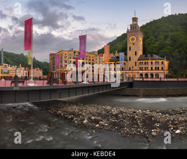 Sochi, Russia - 22 giugno 2017: Romanov e il ponte sul fiume mzymta al mattino, rosa khutor, Sochi, Russia. rosa khutor costruito dal 2003 al 2011 un Foto Stock