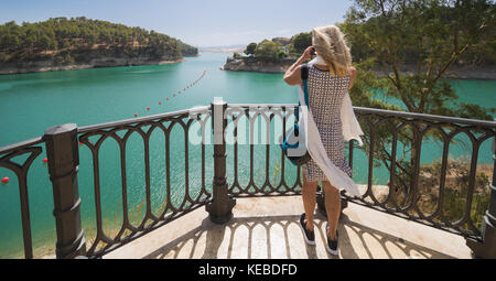 Provincia di Malaga, Andalusia, Spagna meridionale. Conde de guadalhorce serbatoio. embalse del Conde de Guadalhorce. donna gode di vista sul punto di vedetta. Foto Stock