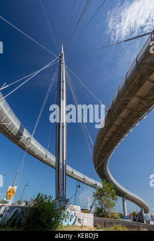 Costruzione moderna - ponte sospeso con alta torre a pescara mare costa, Abruzzo, Italia Foto Stock